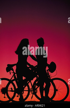 Silhouette de couple sur les vélos Banque D'Images