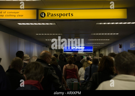 Passeport UK Border control file d'attente à l'aéroport de Glasgow - immigration et arrivées Banque D'Images