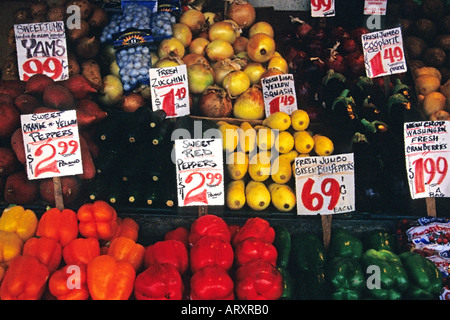 Stand de fruits et légumes au marché Pikes Place, Seattle Banque D'Images