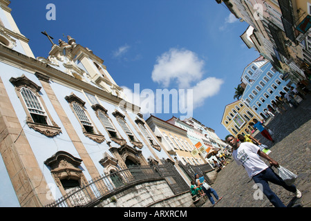 Vue sur la rue de la vieille ville de Salvador Pelourinho, Ingreja NS n'Ros Rio dos Pretos sur la gauche, Bahia, Brésil, Amérique du Sud Banque D'Images