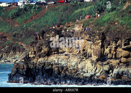 Spectateurs perché pour une vue du surf à Honolua Bay sur l'île de Maui Banque D'Images