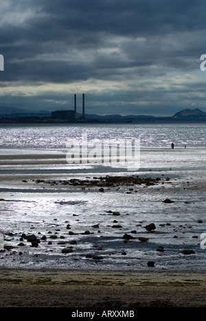 Niddry Beach ou Niddry rive Bents East Lothian en Écosse afin d'Cockenzie Power Station (démoli en 2015) Banque D'Images