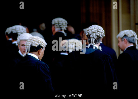 Avocats juridiques entrant dans les chambres du Parlement à Londres portant perruque et robe Banque D'Images