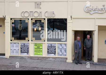 Messieurs à l'extérieur de la porte à l'Cotton Club Banque D'Images