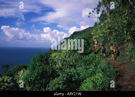 Les randonneurs de retour de Hanakapiai Beach trek le long de la Kalalau Trail, Côte de Na Pali, Kauai Banque D'Images