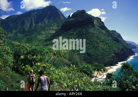 Randonneurs sur le sentier Kalalau voir Hanakapiai Beach avant de scintillement Banque D'Images