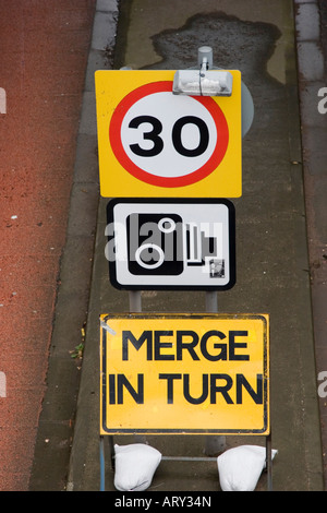 Fusionner à son tour à 30mph avec zone de limite de vitesse de fonctionnement des caméras de vitesse Banque D'Images