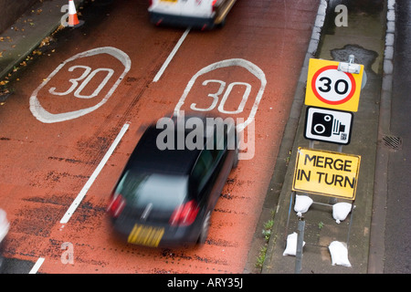 Fusionner à son tour à 30mph avec zone de limite de vitesse de fonctionnement des caméras de vitesse Banque D'Images