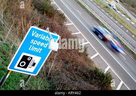 Signe de la limite de vitesse sur autoroute de radars d'avertissement Banque D'Images