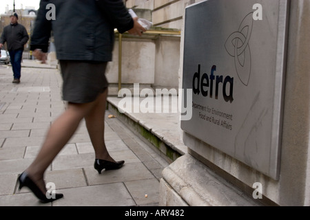 Le DEFRA department for environment food and rural affairs avec signalisation piétons Banque D'Images