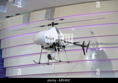 Scorpion lumière multi-système de drone vtol avec arrière-plan éclairé violet Banque D'Images