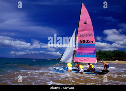 Les marins lancer un Hobie Cat à plage de Wailea, Maui Banque D'Images