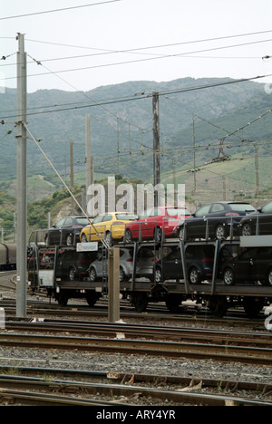 Nouvelles voitures transportées par train gare de siège siège de voiture ferroviaire en cours de triage Triage sur l'espagnol français il boarder Banque D'Images