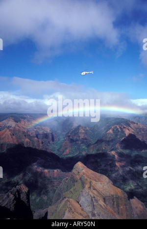 Hélicoptère survolant Waimea Canyon avec rainbow, île de Kauai, Hawaii Banque D'Images