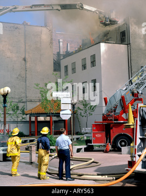 Pompiers lutte contre l'incendie dans le quartier chinois Montréal Banque D'Images