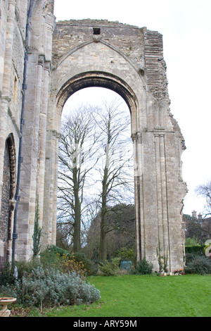 Arch dans le parc de l'abbaye de Malmesbury qui une fois pris en charge d'une tour et d'une spire Banque D'Images