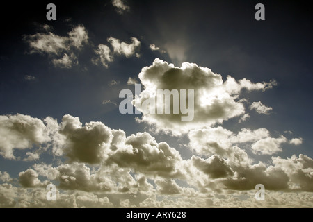 Un ciel bleu avec des nuages sombres et blanc Banque D'Images