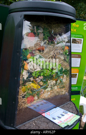 Bac à compost en coupe pour montrer l'article grâce à la décomposition des déchets alimentaires à l'intérieur Banque D'Images