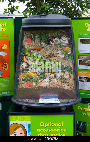 Bac à compost en coupe pour montrer l'article grâce à la décomposition des déchets alimentaires à l'intérieur Banque D'Images