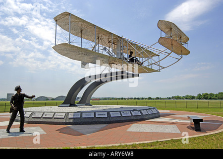 Wright Flyer Sculpture par Larry Godwin à la Wright-Patterson AFB à Dayton en Ohio Banque D'Images