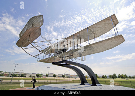 Wright Flyer Sculpture par Larry Godwin à la Wright-Patterson AFB à Dayton en Ohio Banque D'Images