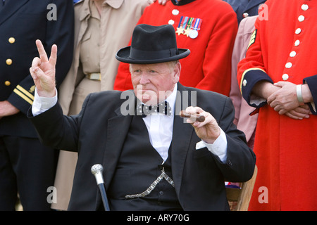 Temps de guerre le premier ministre Sir Winston Churchill au sosie d'événement de reconstitution DE LA SECONDE GUERRE MONDIALE Banque D'Images