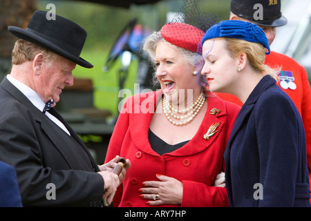 L'homme parlant à deux dames s'habiller en costume de guerre des années 40 Banque D'Images