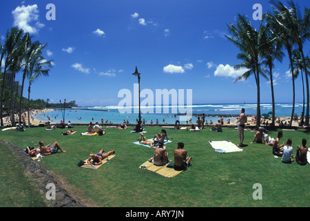 Kuhio Beach Park à Waikiki offre un lieu de soleil, de plaisir, et de détente. Banque D'Images