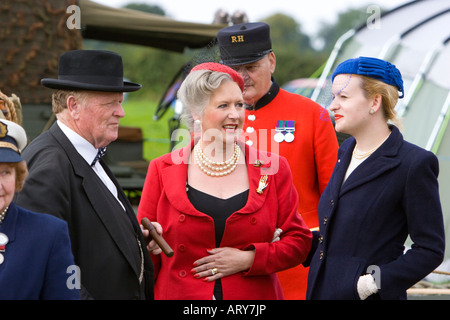 L'homme parlant à deux dames s'habiller en costume de guerre des années 40 Banque D'Images