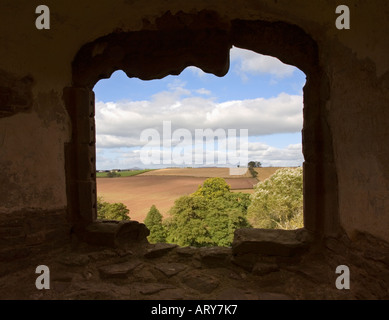 Vue sur les champs à partir de la fenêtre appartement en ruine du château de Raglan Monmouthshire au Pays de Galles UK Banque D'Images