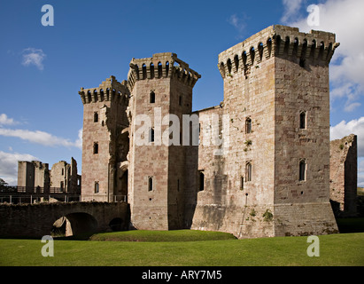 Le grand porche de l'entrée principale du château de Raglan avec la penderie Tower sur la droite Monmouthshire au Pays de Galles UK Banque D'Images