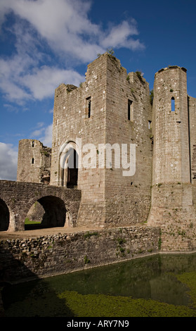 La grande porte et les douves du château de Raglan Monmouthshire au Pays de Galles UK Banque D'Images
