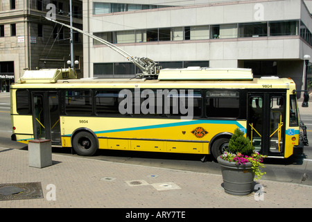 Bus Tram jaune CAT System au centre-ville de Dayton Ohio Banque D'Images