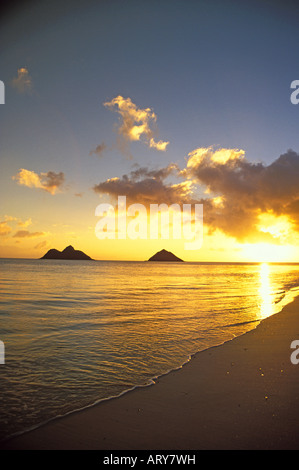 Les belles îles Lua Moku au lever du soleil. Situé à proximité de la plage et Plage Lanikai Kailua sur Oahu côte au vent. Banque D'Images