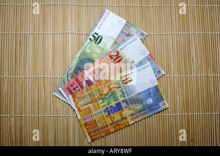 Un trio de 1020 et 50 franc suisse notes. Banque D'Images