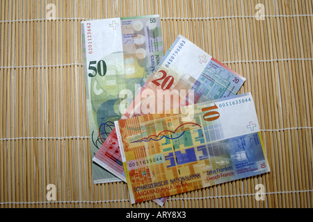 Un trio de 1020 et 50 franc suisse notes. Banque D'Images