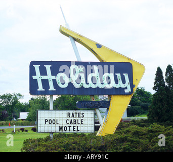 Panneau Holiday Motel dans un ancien motel de Cobleskill, New York, un marqueur vintage en bord de route reflétant l'Americana du milieu du siècle et le charme d'une petite ville. Banque D'Images