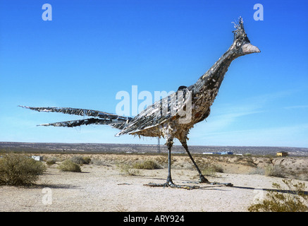 Roadrunner géant sculpture made out of trash et vieux métal à Las Cruces au Nouveau Mexique Banque D'Images