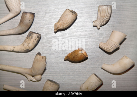 Les tuyaux d'argile utilisées par les mineurs des mines de plomb de minera le Nord du Pays de Galles UK Banque D'Images