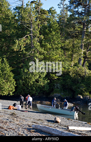 Les pêcheurs et la préparation du bateau l'engrenage sur petite plage de l'île de Vancouver Canada Ucluelet Banque D'Images