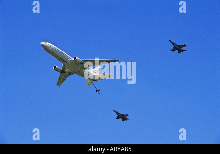 Royal Netherlands Air Force l'air à KDC-10 ravitaillement en vol avec les F-16s Banque D'Images