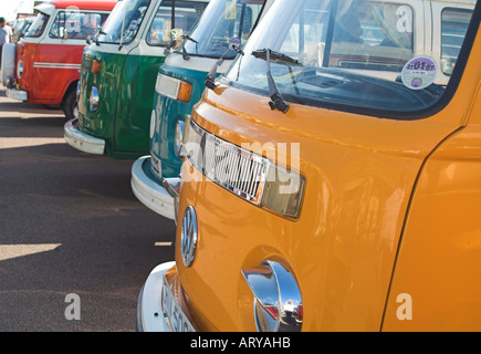 Ligne de type 2 VW Volkswagen bay camping-cars montrant l'avant du véhicule. Banque D'Images