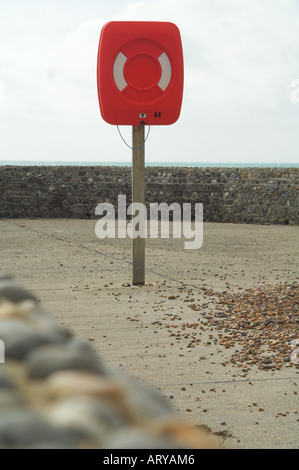 Une ceinture de la vie (life saver, anneau, bouyancy) aide à la mer. Banque D'Images