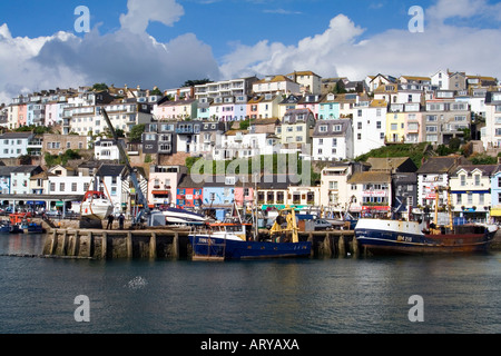 Brixham Harbour avec maisons de pêcheur au-dessus Banque D'Images