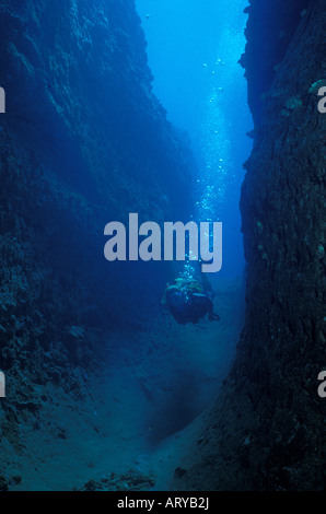 Les plongeurs d'explorer les tubes de lave et d'autres formations géologiques uniques dans le monde sous-marin. Banque D'Images