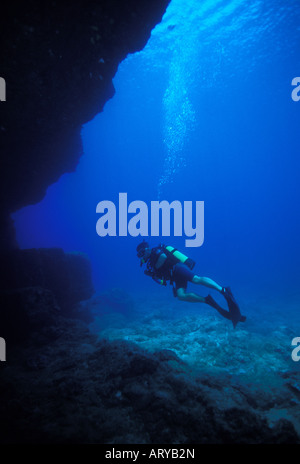 Les plongeurs d'explorer les tubes de lave et d'autres formations géologiques uniques dans le monde sous-marin. Banque D'Images