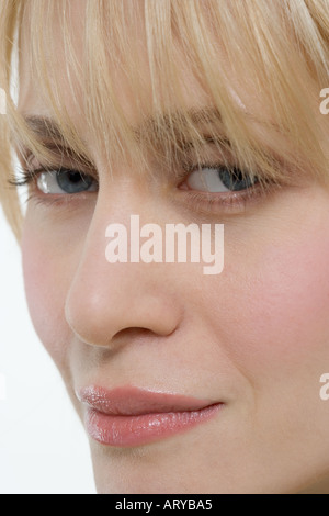 Closeup of woman looking sideways Banque D'Images