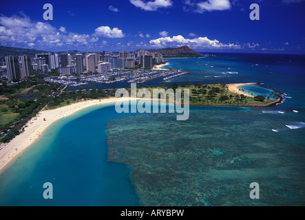 Vue aérienne de l'île magique, l'Ala Moana Beach Park et Waikiki,Boat Harbour. Banque D'Images