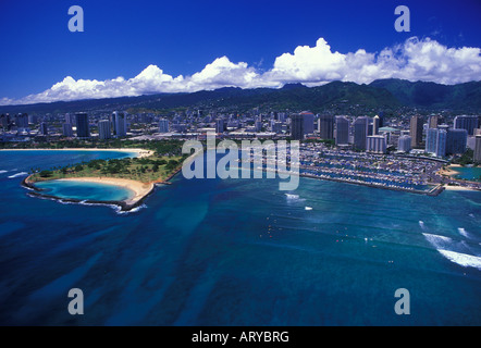 Vue aérienne de l'île magique, l'Ala Moana Beach Park et Waikiki,Boat Harbour. Banque D'Images