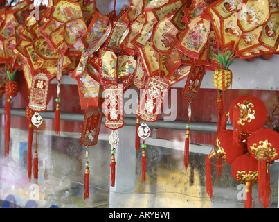 Ornements chinois colorés ornent de nombreuses fenêtres de la vitrine dans le quartier chinois, le centre-ville d'Honolulu, Oahu Banque D'Images